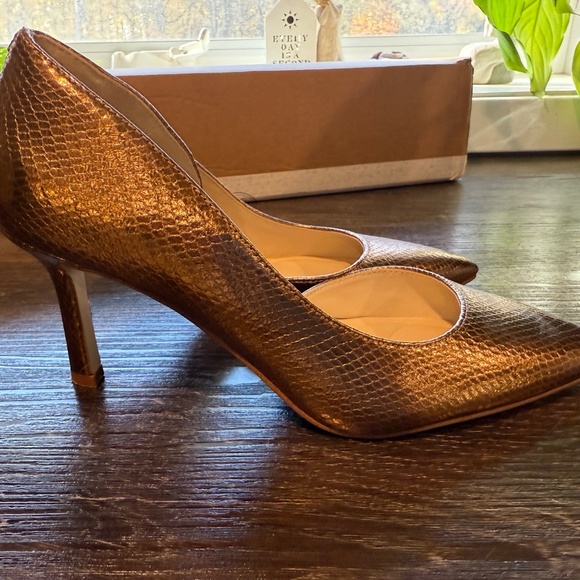 Women’s Gold pumps - Picture 2 of 3
